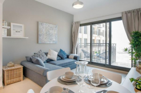 Modern 1-Bed Apartment with City Views near Town Square
